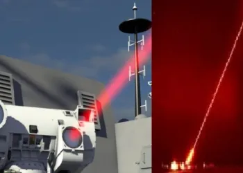 ഡ്രാഗണ്‍ ഫയര്‍ ലേസര്‍ ഉപയോഗിച്ച് ഡ്രോണിനെ കരിച്ചുകളയുന്നു (വലത്ത്)