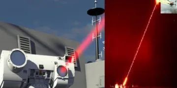 ഡ്രാഗണ്‍ ഫയര്‍ ലേസര്‍ ഉപയോഗിച്ച് ഡ്രോണിനെ കരിച്ചുകളയുന്നു (വലത്ത്)