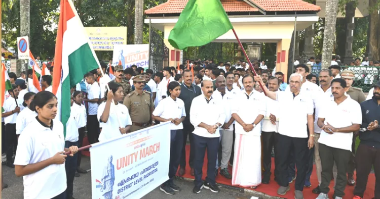 തിരുവനന്തപുരത്ത് നടന്ന ഏകതാ പദയാത്ര ഗവര്‍ണര്‍ രാജേന്ദ്ര വിശ്വനാഥ് ആര്‍ലേക്കര്‍ ഫ്‌ളാഗ് ഓഫ് ചെയ്യുന്നു. കേരള യൂണിവേഴ്സ്റ്റി വിസി ഡോ. മോഹനന്‍ കുന്നുമ്മല്‍, മുന്‍ കേന്ദ്രമന്ത്രി വി. മുരളീധരന്‍ തുടങ്ങിയവര്‍ സമീപം