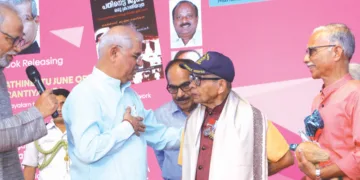 കൊച്ചി അന്താരാഷ്ട്ര പുസ്തകോത്സവ വേദിയില്‍ ഗോവ വിമോചന പോരാട്ടത്തില്‍ പങ്കാളിയായ ലഫ്. കമാന്റര്‍ പി.കെ. നാരായണപിള്ളയെ ഗവര്‍ണര്‍ രാജേന്ദ്ര വിശ്വനാഥ് ആര്‍ലേക്കര്‍ ആദരിച്ചപ്പോള്‍