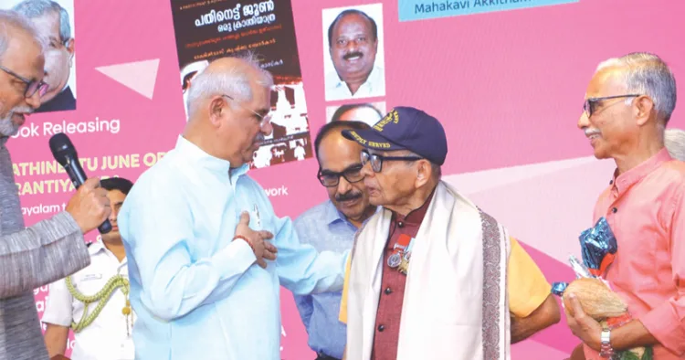 കൊച്ചി അന്താരാഷ്ട്ര പുസ്തകോത്സവ വേദിയില്‍ ഗോവ വിമോചന പോരാട്ടത്തില്‍ പങ്കാളിയായ ലഫ്. കമാന്റര്‍ പി.കെ. നാരായണപിള്ളയെ ഗവര്‍ണര്‍ രാജേന്ദ്ര വിശ്വനാഥ് ആര്‍ലേക്കര്‍ ആദരിച്ചപ്പോള്‍