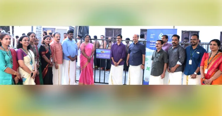 കേരള ഗ്രാമീണ്‍ ബാങ്ക് നല്‍കുന്ന ബാരിക്കേഡുകള്‍ തിരുവിതാംകൂര്‍ രാജകുടുംബാംഗം ആദിത്യ വര്‍മ്മയുടെ സാന്നിധ്യത്തില്‍ ബാങ്ക് ചെയര്‍പേഴ്‌സണ്‍ വിമല വിജയഭാസ്‌കര്‍ ക്ഷേത്ര അധികൃതര്‍ക്ക് കൈമാറുന്നു