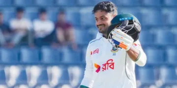 മഹ്‌മദുല്‍ ഹസന്‍ ജോയ് സെഞ്ച്വറി ആഘോഷത്തില്‍