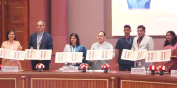 എച്ച് എൽ എൽ അമൃത് ഫാര്മസികളുടെ പത്താം വാർഷികാത്തോടനുബന്ധിച്ച് പുറത്തിറക്കിയ പ്രത്യേക സ്റ്റാമ്പ് കേന്ദ്ര ആരോഗ്യ മന്ത്രി ജെ പി നദ്ദ പ്രകാശനം ചെയ്യുന്നു. കേന്ദ്ര ആരോഗ്യ കുടുംബക്ഷേമ സെക്രട്ടറി പുണ്യ സലില ശ്രീവാസ്തവ, എച്ച് എൽ എൽ ലൈഫ്കെയർ ലിമിറ്റഡ് ചെയർപേഴ്സൺ ഡോ. അനിത തമ്പി, മറ്റു ഉന്നത ഉദ്യോഗസ്ഥർ എന്നിവർ സമീപം