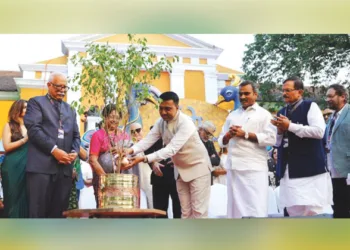 56-ാമത് ഗോവ അന്താരാഷ്ട്ര ചലച്ചിത്രോത്സവത്തിന് തുടക്കം കുറിച്ച് വേദിയില്‍ നട്ട തുളസി മുഖ്യമന്ത്രി പ്രമോദ് സാവന്ത് നനയ്ക്കുന്നു. ഗവര്‍ണര്‍ പശുപതി അശോക് ഗജപതി രാജു, കേന്ദ്ര മന്ത്രിമാരായ എല്‍. മുരുകന്‍, ശ്രീപദ് നായിക്, ഫെസ്റ്റിവല്‍ ഡയറക്ടര്‍ ശേഖര്‍ കപൂര്‍, തുടങ്ങിയവര്‍ സമീപം