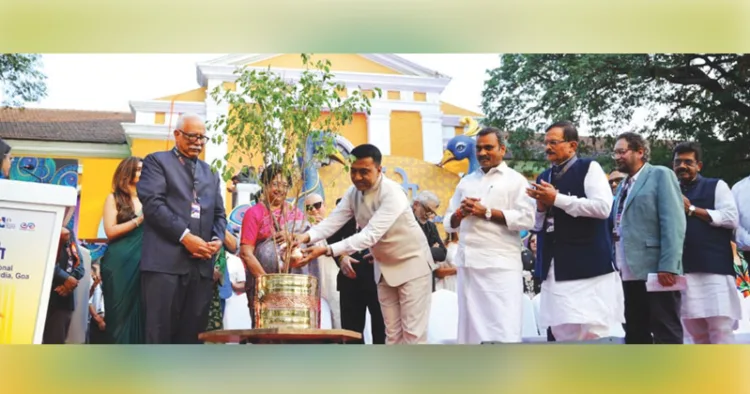 56-ാമത് ഗോവ അന്താരാഷ്ട്ര ചലച്ചിത്രോത്സവത്തിന് തുടക്കം കുറിച്ച് വേദിയില്‍ നട്ട തുളസി മുഖ്യമന്ത്രി പ്രമോദ് സാവന്ത് നനയ്ക്കുന്നു. ഗവര്‍ണര്‍ പശുപതി അശോക് ഗജപതി രാജു, കേന്ദ്ര മന്ത്രിമാരായ എല്‍. മുരുകന്‍, ശ്രീപദ് നായിക്, ഫെസ്റ്റിവല്‍ ഡയറക്ടര്‍ ശേഖര്‍ കപൂര്‍, തുടങ്ങിയവര്‍ സമീപം