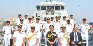 മുംബൈ നാവികസേനാ കേന്ദ്രത്തില്‍ ഐഎന്‍എസ് മാഹി കമ്മീഷന്‍ ചെയ്ത ശേഷം, കരസേനാ മേധാവി ജനറല്‍ ഉപേന്ദ്ര ദ്വിവേദി കപ്പലില്‍ നാവികസേനാംഗങ്ങള്‍ക്കൊപ്പം