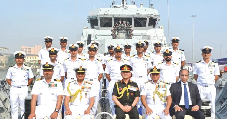 മുംബൈ നാവികസേനാ കേന്ദ്രത്തില്‍ ഐഎന്‍എസ് മാഹി കമ്മീഷന്‍ ചെയ്ത ശേഷം, കരസേനാ മേധാവി ജനറല്‍ ഉപേന്ദ്ര ദ്വിവേദി കപ്പലില്‍ നാവികസേനാംഗങ്ങള്‍ക്കൊപ്പം