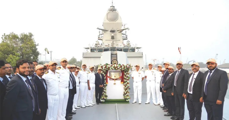 മുംബൈ മസഗോണ്‍ ഡോക്കില്‍ നടന്ന ചടങ്ങില്‍ താരഗിരി യുദ്ധക്കപ്പല്‍ നാവികസേനയ്ക്ക് കൈമാറിയപ്പോള്‍.