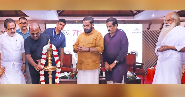 സ്വാമി ഈശയുടെ 75-ാം പിറന്നാള്‍ ആഘോഷം പശ്ചിമബംഗാള്‍ ഗവര്‍ണര്‍ ഡോ. സി.വി ആനന്ദബോസ് ഉദ്ഘാടനം ചെയ്യുന്നു. രമേശ് ചെന്നിത്തല എംഎല്‍എ, ഡോ. ജി. ശങ്കര്‍, കടകംപള്ളി സുരേന്ദ്രന്‍ എംഎല്‍എ, ഡോ. എം. ആര്‍. തമ്പാന്‍, സ്വാമി ഈശ തുടങ്ങിയവര്‍ സമീപം.
