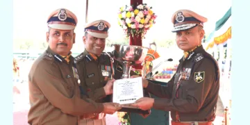 ആന്റി നക്സല്‍ ഓപ്പറേഷന്‍ ട്രോഫി ഐടിബിപി ഡയറക്ടര്‍ ജനറല്‍ പ്രവീണ്‍ കുമാറില്‍ നിന്ന് കമാന്‍ഡന്റുമാരായ വിവേക് കുമാര്‍ പാന്‍ഡെയും ബുദ്ധിപ്രകാശ് ബഡായയും ഏറ്റുവാങ്ങുന്നു