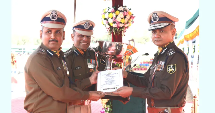 ആന്റി നക്സല്‍ ഓപ്പറേഷന്‍ ട്രോഫി ഐടിബിപി ഡയറക്ടര്‍ ജനറല്‍ പ്രവീണ്‍ കുമാറില്‍ നിന്ന് കമാന്‍ഡന്റുമാരായ വിവേക് കുമാര്‍ പാന്‍ഡെയും ബുദ്ധിപ്രകാശ് ബഡായയും ഏറ്റുവാങ്ങുന്നു