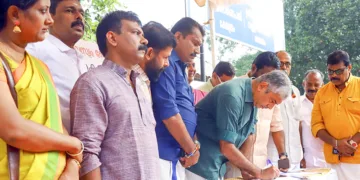 ശബരിമല ക്ഷേത്രത്തിന്റെ നിയന്ത്രണം കേന്ദ്രസര്‍ക്കാര്‍ ഏറ്റെടുക്കണമെന്നാവശ്യപ്പെട്ട് തൃശൂരില്‍ ബിജെപി നടത്തിയ ഒപ്പുശേഖരണം മുന്‍ ഡിജിപി ഡോ. ജേക്കബ് തോമസ് ഉദ്ഘാടനം ചെയ്യുന്നു.