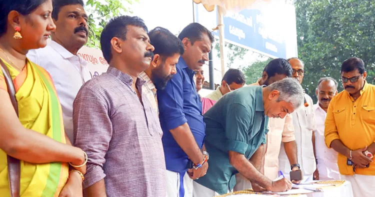 ശബരിമല ക്ഷേത്രത്തിന്റെ നിയന്ത്രണം കേന്ദ്രസര്‍ക്കാര്‍ ഏറ്റെടുക്കണമെന്നാവശ്യപ്പെട്ട് തൃശൂരില്‍ ബിജെപി നടത്തിയ ഒപ്പുശേഖരണം മുന്‍ ഡിജിപി ഡോ. ജേക്കബ് തോമസ് ഉദ്ഘാടനം ചെയ്യുന്നു.