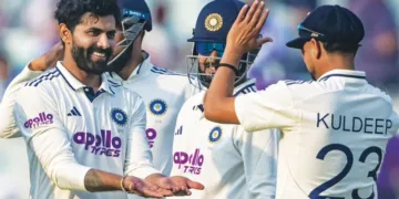 ഭാരത സ്പിന്നര്‍ രവീന്ദ്ര ജഡേജ സഹതാരങ്ങള്‍ക്കൊപ്പം ദക്ഷിണാഫ്രിക്കന്‍ വിക്കിറ്റ് വീഴ്ത്തിയത് ആഘോഷിക്കുന്നു