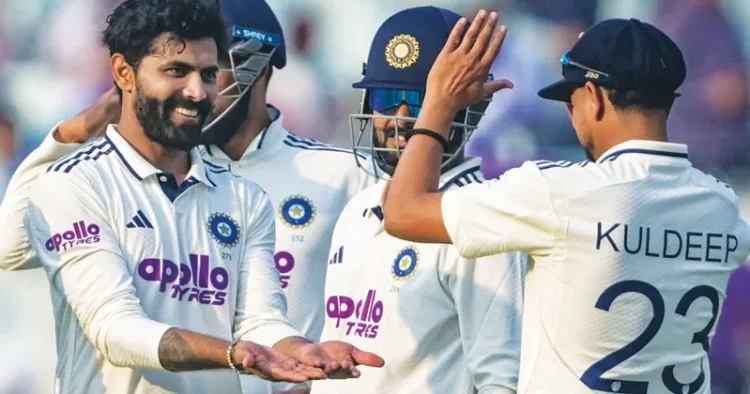 ഭാരത സ്പിന്നര്‍ രവീന്ദ്ര ജഡേജ സഹതാരങ്ങള്‍ക്കൊപ്പം ദക്ഷിണാഫ്രിക്കന്‍ വിക്കിറ്റ് വീഴ്ത്തിയത് ആഘോഷിക്കുന്നു