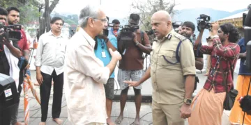 സന്നിധാനത്തെ തിരക്ക് നിയന്ത്രണം സംബന്ധിച്ച് ദേവസ്വം ബോര്‍ഡ് പ്രസിഡന്റ് കെ. ജയകുമാര്‍ എഡിജിപി എസ്. ശ്രീജിത്തിന് നിര്‍ദേശം നല്‍കുന്നു