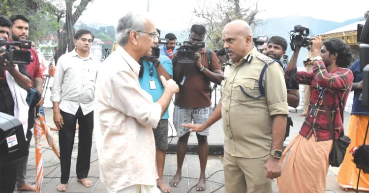 സന്നിധാനത്തെ തിരക്ക് നിയന്ത്രണം സംബന്ധിച്ച് ദേവസ്വം ബോര്‍ഡ് പ്രസിഡന്റ് കെ. ജയകുമാര്‍ എഡിജിപി എസ്. ശ്രീജിത്തിന് നിര്‍ദേശം നല്‍കുന്നു