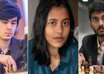 ഗോവ ഫിഡെ ലോകചെസ്സില്‍ ചാമ്പ്യനായ ജൊവോഖിര്‍ സിന്‍ഡൊറോവ് (ഇടത്ത്) ഇന്ത്യയുടെ ദിവ്യ ദേശ് മുഖ് (നടുവില്‍) ഗുകേഷ് (വലത്ത്)