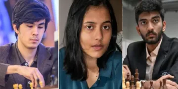 ഗോവ ഫിഡെ ലോകചെസ്സില്‍ ചാമ്പ്യനായ ജൊവോഖിര്‍ സിന്‍ഡൊറോവ് (ഇടത്ത്) ഇന്ത്യയുടെ ദിവ്യ ദേശ് മുഖ് (നടുവില്‍) ഗുകേഷ് (വലത്ത്)