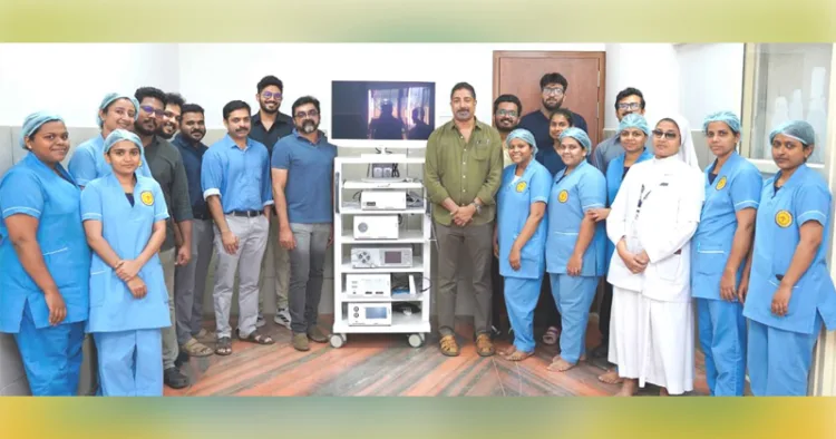 യൂണിലാറ്ററല് ബൈപോര്ട്ടല് എന്ഡോസ്കോപ്പിക് സിസ്റ്റം തൃശൂര് ജൂബിലി മിഷന് മെഡിക്കല് കോളേജ് ആന്ഡ് റിസര്ച്ച് ഇന്സ്റ്റിറ്റ്യൂട്ടില് സ്ഥാപിച്ചപ്പോള്. ഫാ. റെന്നി മുണ്ടന്കുര്യന്, ഫാ. സിന്റോ കരേപറമ്പന്, ഡോ. ഷിബു കള്ളിവളപ്പില്, ഡോ. എന്. ഐ. കുര്യന്, ഡോ. എസ്. രമേശ്, ഡോ. ഗോവിന്ദന് ഉണ്ണി, സിസ്റ്റര് റെജീന എന്നിവര് സമീപം