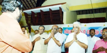 ദൈവതുല്യന്‍?: 2019 നവംബറില്‍ എന്‍. വാസു തിരുവിതാംകൂര്‍ ദേവസ്വം ബോര്‍ഡ് പ്രസിഡന്റായി സത്യപ്രതിജ്ഞ ചെയ്യുന്ന ചടങ്ങ് ഉദ്ഘാടനം ചെയ്യാനെത്തിയപ്പോള്‍ കൂപ്പുകൈകളോടെ നില്‍ക്കുന്ന എ. പത്മകുമാര്‍, എന്‍. വാസു, ദേവസ്വംബോര്‍ഡ് അംഗങ്ങളായ കെ.എസ്. രവി, പാറവിള വിജയകുമാര്‍, പത്മകുമാറിനൊപ്പം തുടക്കത്തില്‍ തിരുവിതാംകൂര്‍ ദേവസ്വം ബോര്‍ഡ് അംഗമായിരുന്ന കെ. രാഘവന്‍ എന്നിവര്‍