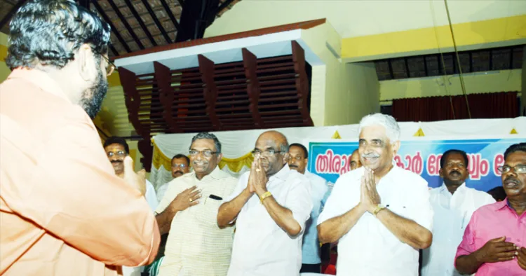 ദൈവതുല്യന്‍?: 2019 നവംബറില്‍ എന്‍. വാസു തിരുവിതാംകൂര്‍ ദേവസ്വം ബോര്‍ഡ് പ്രസിഡന്റായി സത്യപ്രതിജ്ഞ ചെയ്യുന്ന ചടങ്ങ് ഉദ്ഘാടനം ചെയ്യാനെത്തിയപ്പോള്‍ കൂപ്പുകൈകളോടെ നില്‍ക്കുന്ന എ. പത്മകുമാര്‍, എന്‍. വാസു, ദേവസ്വംബോര്‍ഡ് അംഗങ്ങളായ കെ.എസ്. രവി, പാറവിള വിജയകുമാര്‍, പത്മകുമാറിനൊപ്പം തുടക്കത്തില്‍ തിരുവിതാംകൂര്‍ ദേവസ്വം ബോര്‍ഡ് അംഗമായിരുന്ന കെ. രാഘവന്‍ എന്നിവര്‍