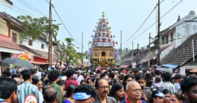 കല്പാത്തി രഥോത്സവം രണ്ടാം ദിവസം മന്തക്കര ഗണപതി ക്ഷേത്രത്തിലെ രഥപ്രയാണം