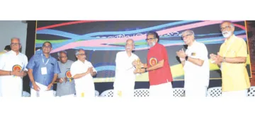 രേവതി പട്ടത്താനത്തിന്റെ സമാപന സഭയില്‍ ജന്മഭൂമി ഓണ്‍ലൈന്‍ എഡിറ്റര്‍ കാവാലം ശശികുമാറിന് സാമൂതിരി പി.കെ. കേരളവര്‍മ്മ രാജ കൃഷ്ണഗീതി പുരസ്‌കാരം നല്‍കുന്നു. കെ.പി.രാമചന്ദ്രന്‍, പി.കെ. കൃഷ്ണനുണ്ണിരാജ, കെ. സുകുമാരന്‍, ഡോ. വി.കെ. വിജയന്‍, ഡോ. സര്‍വോത്തമന്‍ നെടുങ്ങാടി, പി. ബാലകൃഷ്ണന്‍ എന്നിവര്‍ സമീപം