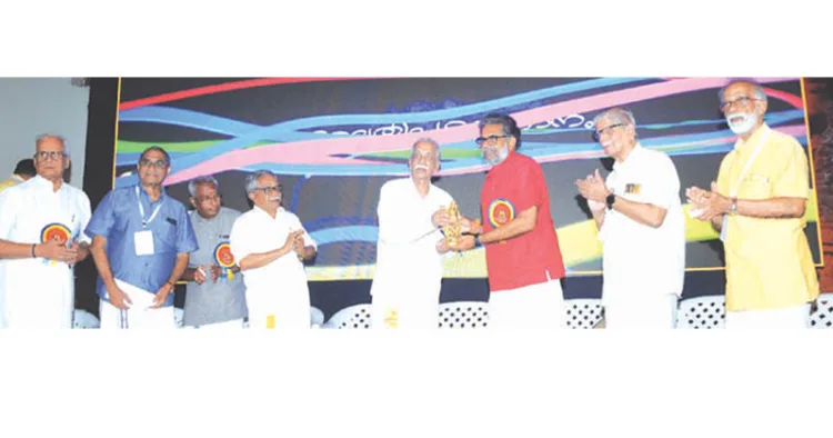 രേവതി പട്ടത്താനത്തിന്റെ സമാപന സഭയില് ജന്മഭൂമി ഓണ്ലൈന് എഡിറ്റര് കാവാലം ശശികുമാറിന് സാമൂതിരി പി.കെ. കേരളവര്മ്മ രാജ കൃഷ്ണഗീതി പുരസ്കാരം നല്കുന്നു. കെ.പി.രാമചന്ദ്രന്, പി.കെ. കൃഷ്ണനുണ്ണിരാജ, കെ. സുകുമാരന്, ഡോ. വി.കെ. വിജയന്, ഡോ. സര്വോത്തമന് നെടുങ്ങാടി, പി. ബാലകൃഷ്ണന് എന്നിവര് സമീപം