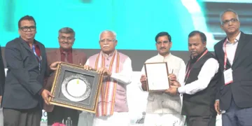 കേന്ദ്ര ഭവന നഗര കാര്യവകുപ്പ് ഏര്‍പ്പെടുത്തിയ സിറ്റി വിത്ത് ബെസ്റ്റ് ഗ്രീന്‍ ട്രാന്‍സ്‌പോര്‍ട്ട് ഇനിഷ്യേറ്റീവ് അവാര്‍ഡ് കൊച്ചി മെട്രോ റെയില്‍ ലിമിറ്റഡ് മാനേജിങ് ഡയറക്ടര്‍ ലോക്‌നാഥ് ബെഹ്‌റ, ഡയറക്ടര്‍മാരായ സഞ്ജയ്കുമാര്‍, ഡോ. എം.പി. രാംനവാസ് എന്നിവര്‍ കേന്ദ്രമന്ത്രി മനോഹര്‍ലാല്‍ ഖട്ടറില്‍ നിന്ന് ഏറ്റുവാങ്ങുന്നു