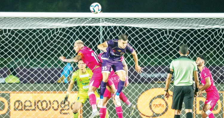 ഫോഴ്സ കൊച്ചി-തിരുവനന്തപുരം കൊമ്പന്സ് സൂപ്പര് ലീഗ് കേരള പോരാട്ടത്തില് നിന്ന്