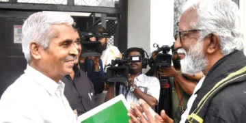 ശബരിമല അമിക്കസ്‌ക്യൂറി ജസ്റ്റിസ് കെ.ടി. ശങ്കരനും മിസോറാം മുന്‍ ഗവര്‍ണര്‍ കുമ്മനം രാജശേഖരനും സന്നിധാനത്ത് കണ്ടുമുട്ടിയപ്പോള്‍