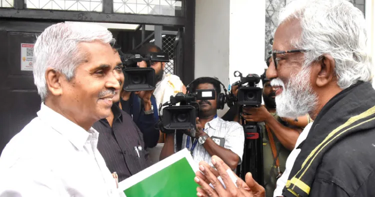 ശബരിമല അമിക്കസ്‌ക്യൂറി ജസ്റ്റിസ് കെ.ടി. ശങ്കരനും മിസോറാം മുന്‍ ഗവര്‍ണര്‍ കുമ്മനം രാജശേഖരനും സന്നിധാനത്ത് കണ്ടുമുട്ടിയപ്പോള്‍