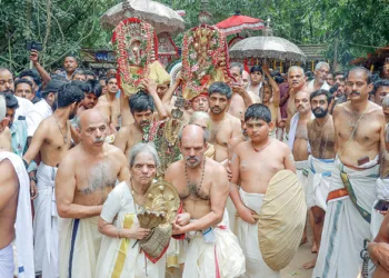 അമ്മേ ശരണം... നാഗരാജാവേ ശരണം... മണ്ണാറശാലയില്‍ വലിയമ്മ സാവിത്രി അന്തര്‍ജ്ജനത്തിന്റെ കാര്‍മ്മികത്വത്തില്‍ നടന്ന ആയില്യം എഴുന്നള്ളത്ത് ഇല്ലത്തേക്ക് നീങ്ങുന്നു