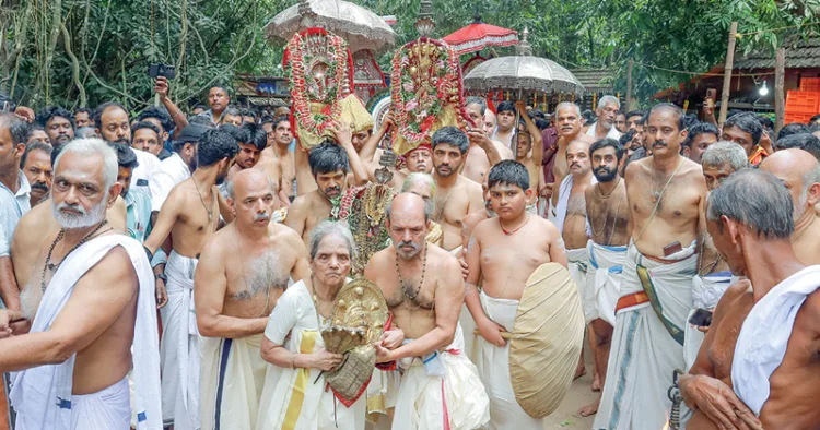 അമ്മേ ശരണം... നാഗരാജാവേ ശരണം... മണ്ണാറശാലയില്‍ വലിയമ്മ സാവിത്രി അന്തര്‍ജ്ജനത്തിന്റെ കാര്‍മ്മികത്വത്തില്‍ നടന്ന ആയില്യം എഴുന്നള്ളത്ത് ഇല്ലത്തേക്ക് നീങ്ങുന്നു