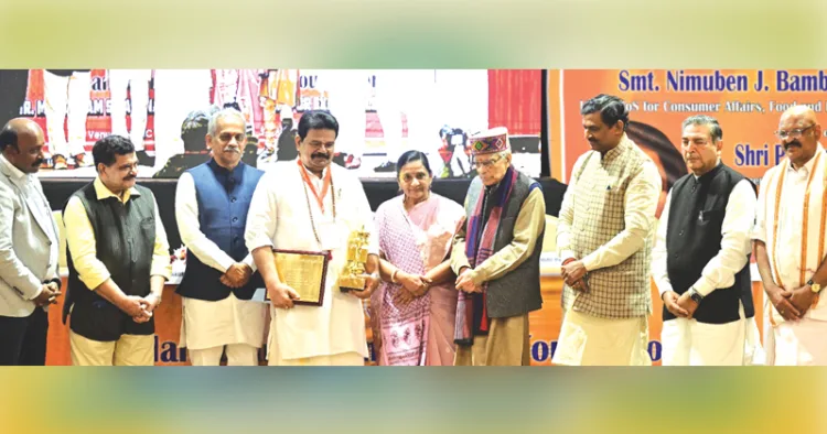 ന്യൂദല്‍ഹി എന്‍ഡിഎംസി കണ്‍വെന്‍ഷന്‍ സെന്ററില്‍ നടന്ന ചടങ്ങില്‍ ഡോ. മംഗളം സ്വാമിനാഥന്‍ ഫൗണ്ടേഷന്റെ ശ്രീദത്തോപന്ത് ഠേംഗ്ഡി സേവാസമ്മാന്‍ പുരസ്‌കാരം മുന്‍ കേന്ദ്രമന്ത്രിയും ട്രസ്റ്റ് രക്ഷാധികാരിയുമായ മുരളീ മനോഹര്‍ ജോഷി, കേന്ദ്ര സഹമന്ത്രി നിമുബെന്‍ ജെ. ബംഭാനിയ എന്നിവരില്‍ നിന്ന് ആര്‍ഷ വിദ്യാസമാജം സ്ഥാപകനും ഡയറക്ടറുമായ ആചാര്യ കെ.ആര്‍. മനോജ് ഏറ്റുവാങ്ങിയപ്പോള്‍. രാജേഷ് ആറ്റുകാല്‍, ഡോ. ആര്‍. ബാലശങ്കര്‍, ജെ. നന്ദകുമാര്‍, പി. മുരളീധര്‍റാവു, സുരേഷ് ജെയിന്‍, സോവിച്ചന്‍ ചെന്നാട്ടുശ്ശേരി എന്നിവര്‍ സമീപം.