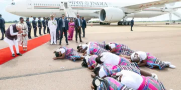 ജി20 ഉച്ചകോടിയില്‍ പങ്കെടുക്കാന്‍ ദക്ഷിണാഫ്രിക്കയിലെത്തിയ പ്രധാനമന്ത്രി നരേന്ദ്ര മോദി പ്രിട്ടോറിയയിലെ
വിമാനത്താവളത്തില്‍ നല്‍കിയ ആചാരപരമായ സ്വീകരണത്തിന് പ്രത്യഭിവാദ്യം ചെയ്യുന്നു