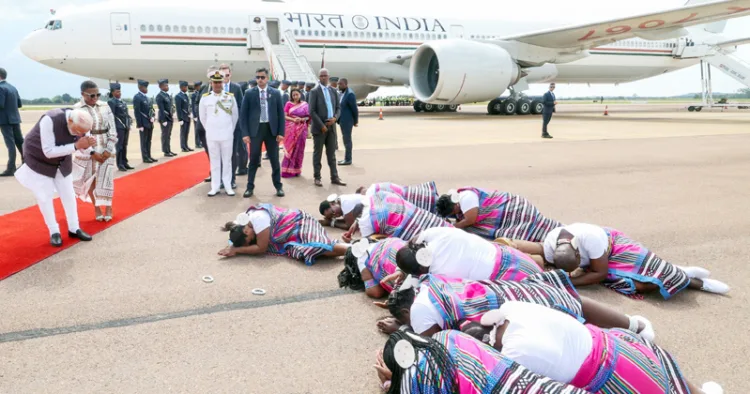 ജി20 ഉച്ചകോടിയില്‍ പങ്കെടുക്കാന്‍ ദക്ഷിണാഫ്രിക്കയിലെത്തിയ പ്രധാനമന്ത്രി നരേന്ദ്ര മോദി പ്രിട്ടോറിയയിലെ
വിമാനത്താവളത്തില്‍ നല്‍കിയ ആചാരപരമായ സ്വീകരണത്തിന് പ്രത്യഭിവാദ്യം ചെയ്യുന്നു