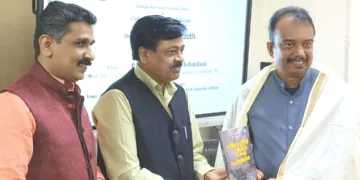 ദല്‍ഹി യൂണിവേഴ്സിറ്റി ഡിപ്പാര്‍ട്ട്മെന്റ് ഓഫ് ഇന്ത്യന്‍ ലാംഗ്വേജസ് ആന്‍ഡ് ലിറ്റററി സ്റ്റഡീസും യുവ കൈരളി സൗഹൃദവേദിയും സംയുക്തമായി സംഘടിപ്പിച്ച സര്‍ഗസംവാദത്തിനെത്തിയ ശ്രീജിത്ത് മൂത്തേടത്തിനെ പ്രൊഫ. രവിപ്രകാശ് ടേക്ക്ചന്ദാനി പൊന്നാട അണിയിച്ച് ആദരിക്കുന്നു. ഡോ. പി. ശിവപ്രസാദ് സമീപം.