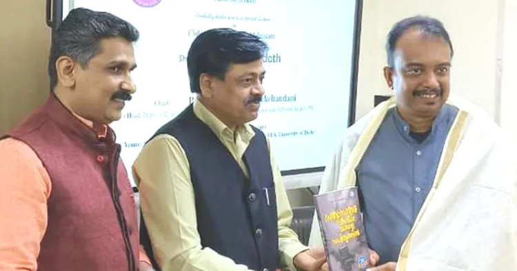 ദല്‍ഹി യൂണിവേഴ്സിറ്റി ഡിപ്പാര്‍ട്ട്മെന്റ് ഓഫ് ഇന്ത്യന്‍ ലാംഗ്വേജസ് ആന്‍ഡ് ലിറ്റററി സ്റ്റഡീസും യുവ കൈരളി സൗഹൃദവേദിയും സംയുക്തമായി സംഘടിപ്പിച്ച സര്‍ഗസംവാദത്തിനെത്തിയ ശ്രീജിത്ത് മൂത്തേടത്തിനെ പ്രൊഫ. രവിപ്രകാശ് ടേക്ക്ചന്ദാനി പൊന്നാട അണിയിച്ച് ആദരിക്കുന്നു. ഡോ. പി. ശിവപ്രസാദ് സമീപം.