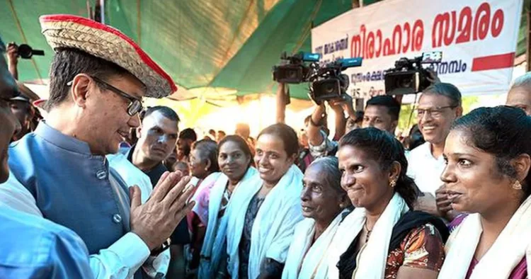 മുനമ്പം സമരവേദിയില്‍ കേന്ദ്രമന്ത്രി കിരണ്‍റിജ്ജു എത്തിയപ്പോള്‍. (ഫയല്‍ ചിത്രം)