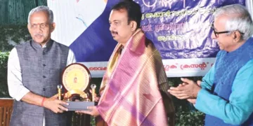 കേന്ദ്രസാഹിത്യ അക്കാദമി ബാലസാഹിത്യ പുരസ്‌കാരജേതാവ് ശ്രീജിത്ത് മൂത്തേടത്തിന് നവോദയം നല്‍കിയ സ്വീകരണത്തില്‍ പ്രജ്ഞാപ്രവാഹ് ദേശീയ സംയോജകന്‍ ജെ. നന്ദകുമാര്‍ ഉപഹാരം സമ്മാനിക്കുന്നു. ഭാരതീയ ഭാഷാസമിതി ചെയര്‍മാന്‍ ചമു കൃഷ്ണശാസ്ത്രി എന്നിവര്‍ സമീപം.