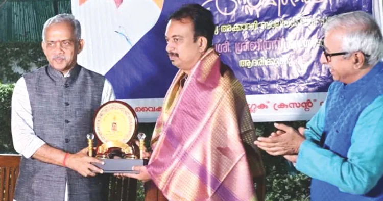 കേന്ദ്രസാഹിത്യ അക്കാദമി ബാലസാഹിത്യ പുരസ്‌കാരജേതാവ് ശ്രീജിത്ത് മൂത്തേടത്തിന് നവോദയം നല്‍കിയ സ്വീകരണത്തില്‍ പ്രജ്ഞാപ്രവാഹ് ദേശീയ സംയോജകന്‍ ജെ. നന്ദകുമാര്‍ ഉപഹാരം സമ്മാനിക്കുന്നു. ഭാരതീയ ഭാഷാസമിതി ചെയര്‍മാന്‍ ചമു കൃഷ്ണശാസ്ത്രി എന്നിവര്‍ സമീപം.