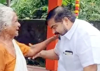 മുത്തോലി പഞ്ചായത്ത് ഏഴാം വാര്‍ഡില്‍ തെരഞ്ഞെടുപ്പ് പ്രചരണത്തിനിടെ രണ്‍ജിത്ത് ജി. മീനാഭവന്‍ വീട്ടമ്മയുടെ അനുഗ്രഹം തേടുന്നു