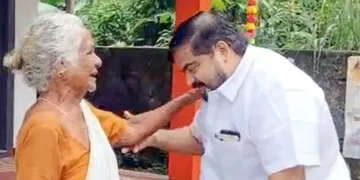 മുത്തോലി പഞ്ചായത്ത് ഏഴാം വാര്‍ഡില്‍ തെരഞ്ഞെടുപ്പ് പ്രചരണത്തിനിടെ രണ്‍ജിത്ത് ജി. മീനാഭവന്‍ വീട്ടമ്മയുടെ അനുഗ്രഹം തേടുന്നു