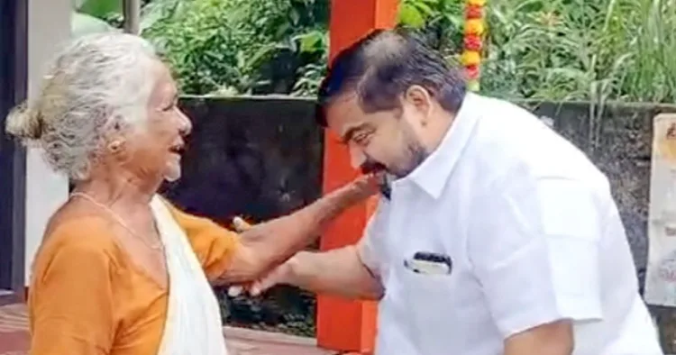 മുത്തോലി പഞ്ചായത്ത് ഏഴാം വാര്‍ഡില്‍ തെരഞ്ഞെടുപ്പ് പ്രചരണത്തിനിടെ രണ്‍ജിത്ത് ജി. മീനാഭവന്‍ വീട്ടമ്മയുടെ അനുഗ്രഹം തേടുന്നു