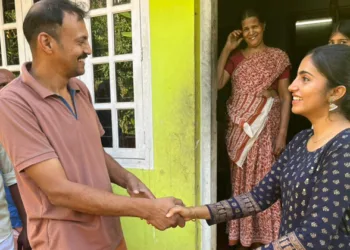 അമ്പലവയല്‍ പഞ്ചായത്ത് ഒന്നാം വാര്‍ഡില്‍ നവ്യ വിജയന്‍
വോട്ടര്‍മാരെ കാണുന്നു