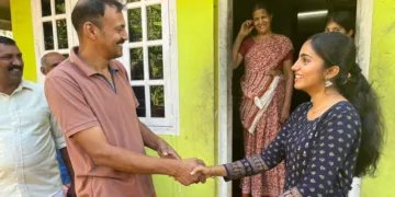 അമ്പലവയല്‍ പഞ്ചായത്ത് ഒന്നാം വാര്‍ഡില്‍ നവ്യ വിജയന്‍
വോട്ടര്‍മാരെ കാണുന്നു