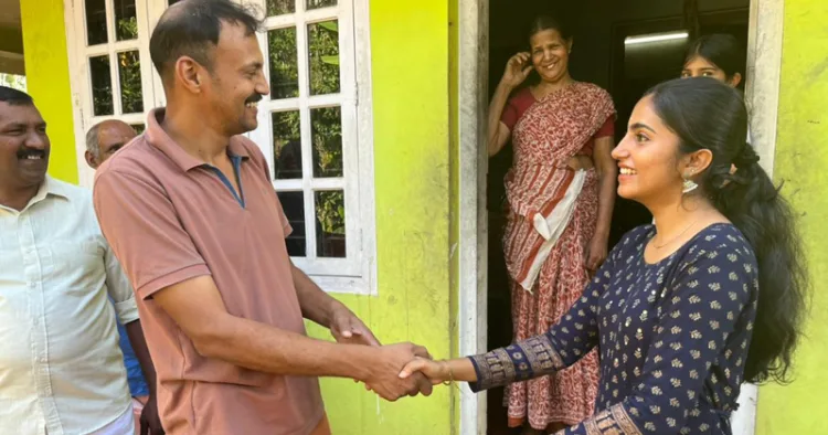 അമ്പലവയല്‍ പഞ്ചായത്ത് ഒന്നാം വാര്‍ഡില്‍ നവ്യ വിജയന്‍
വോട്ടര്‍മാരെ കാണുന്നു